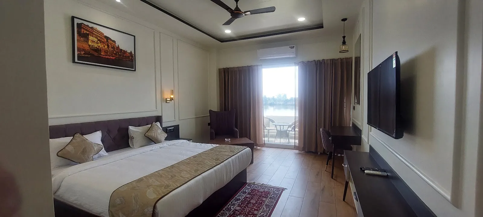 Lake View Room